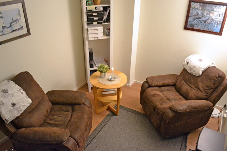 Ett mötesrum med två fåtöljer med ett litet runt bort mellan sig