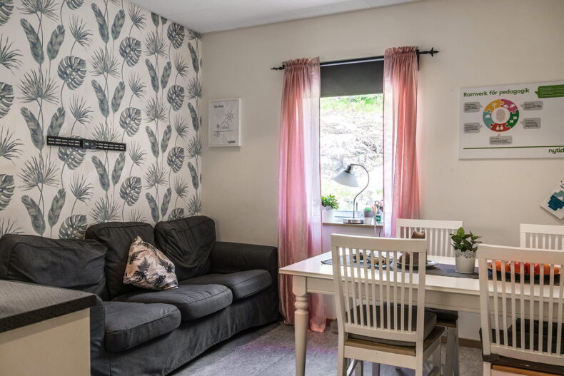 Mysig hörna med soffa och matbord