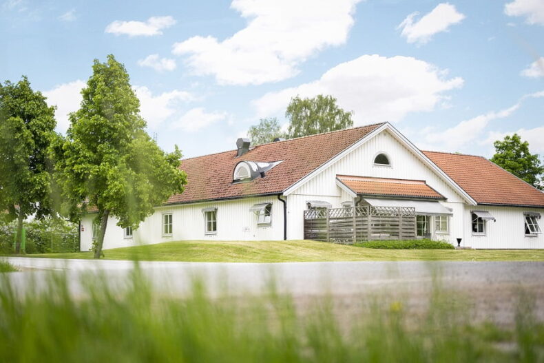 Boendet sett från andra sidan bilvägen