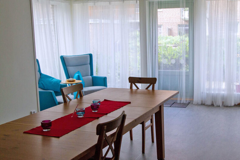 Baslägenhetens matplats samt några fåtöljer i bakgrunden