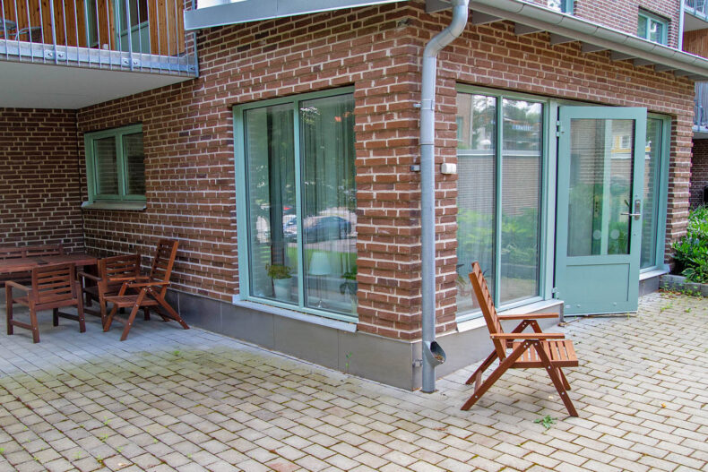 Stenlagd uteplats vid baslägenheten