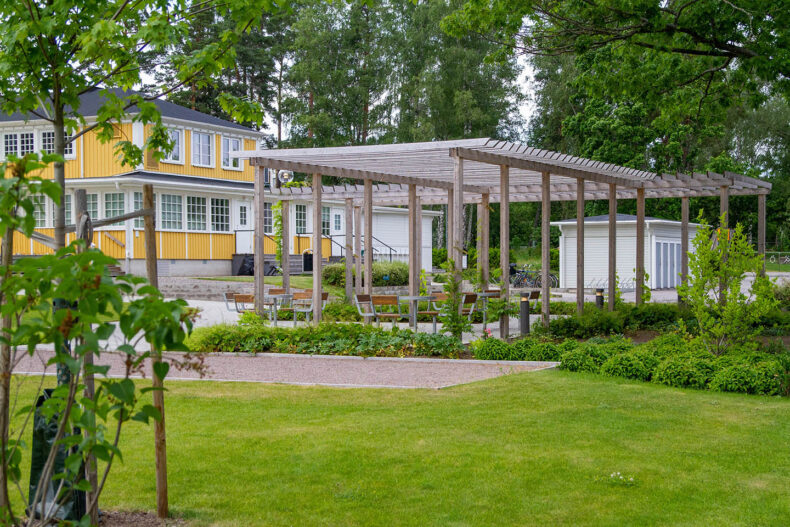 Närliggande gräsmatta och pergola