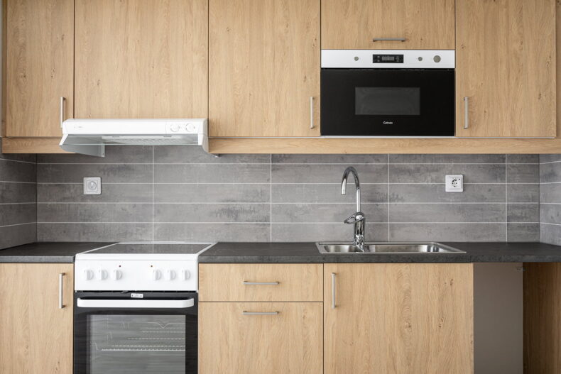 Köket i en av boendets lägenheter, med köksluckor i ljust trä