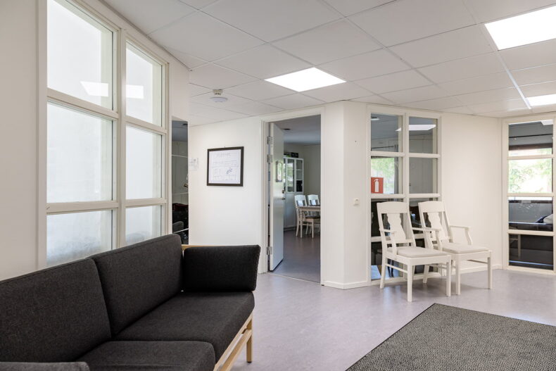 En gemensam yta med stolar och en soffa