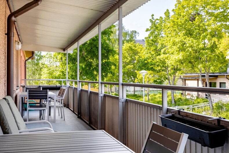Boendets balkong med utemöbler