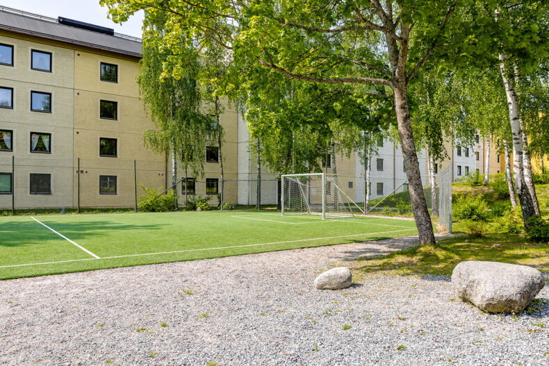 En närliggande fotbollsplan med konstgräs