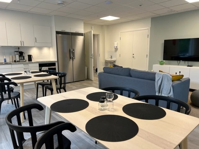 Matplatser, kök och TV-hörna i boendets gemensamma del