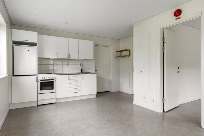 Ett omöblerat kök i en av boendets lägenheter