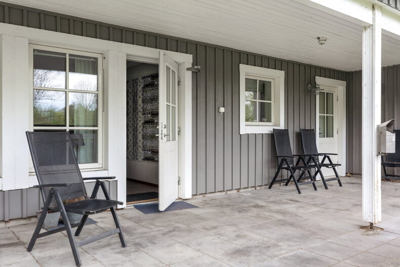 Uteplats med flertal svarta stolar