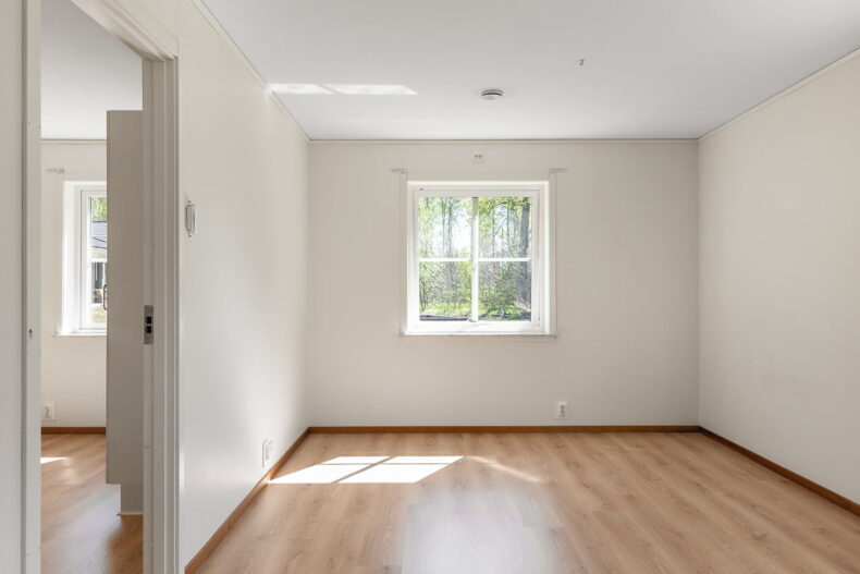 Sovrum med fönster och mycket naturligt ljus