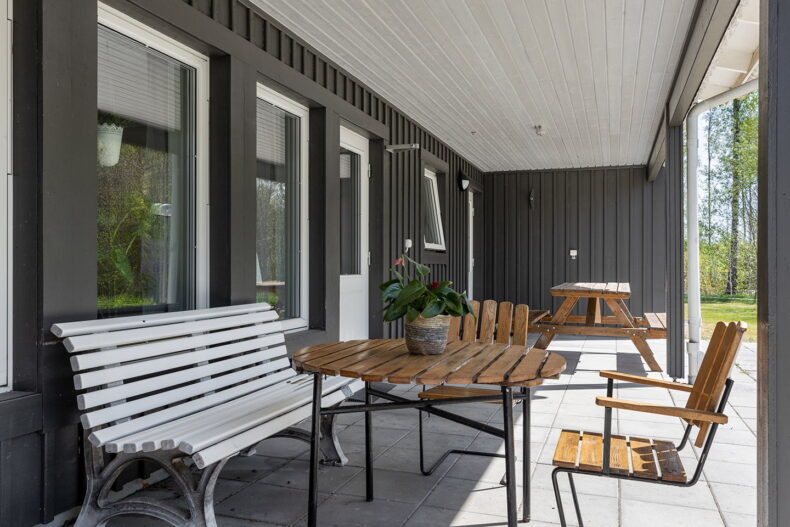 Uteplats med bord och stolar