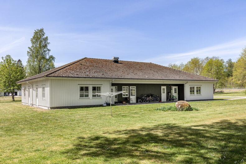 Gräsmatta med tvättvinda bakom boendet