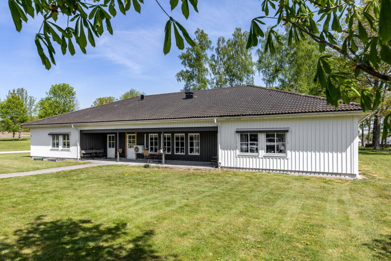 Gräsmatta på boendets baksida