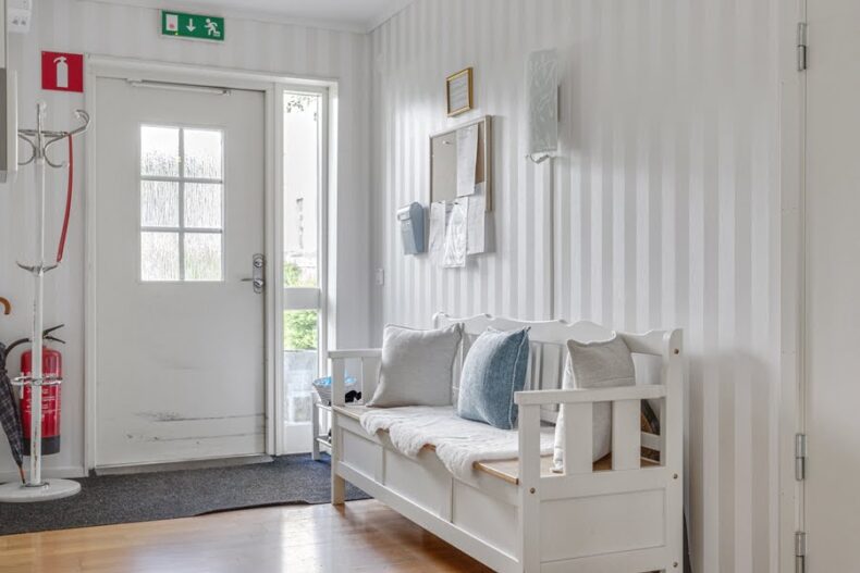 En gammal köksbänk innanför boendets entré