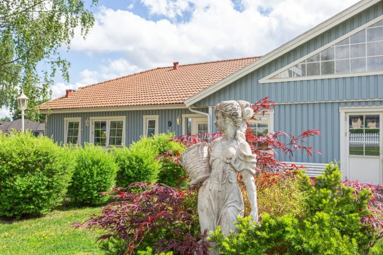 En liten staty bland buskarna utanför boendet