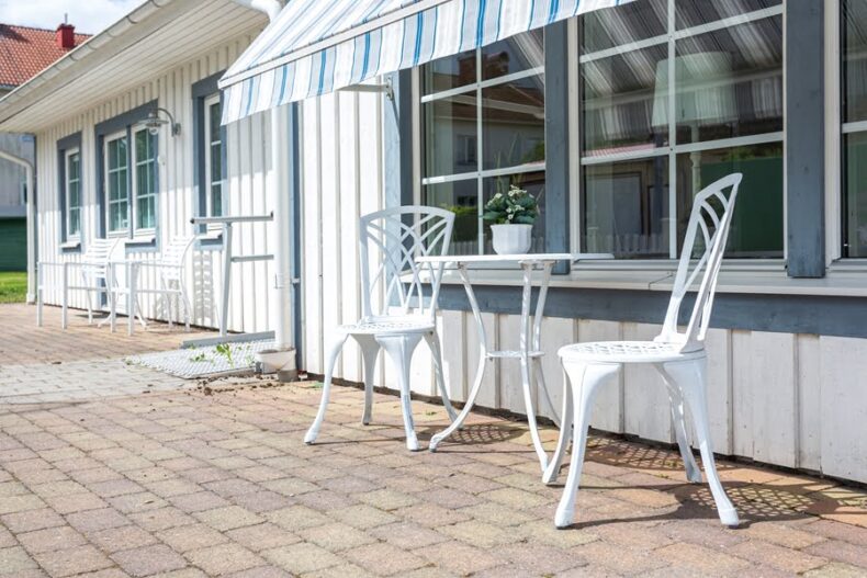 Två stolar vid ett litet runt bord på uteplatsen