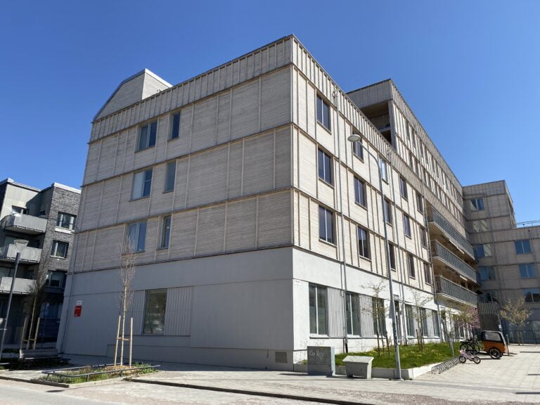 Verksamhetens fasad, en stor byggnad i grått och beige