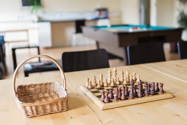 Ett schackbräde på ett bord