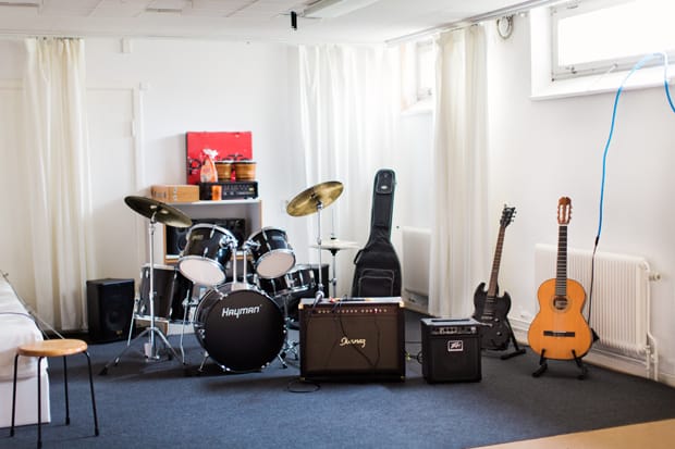 Ett musikrum med trumset, gitarrer och förstärkare