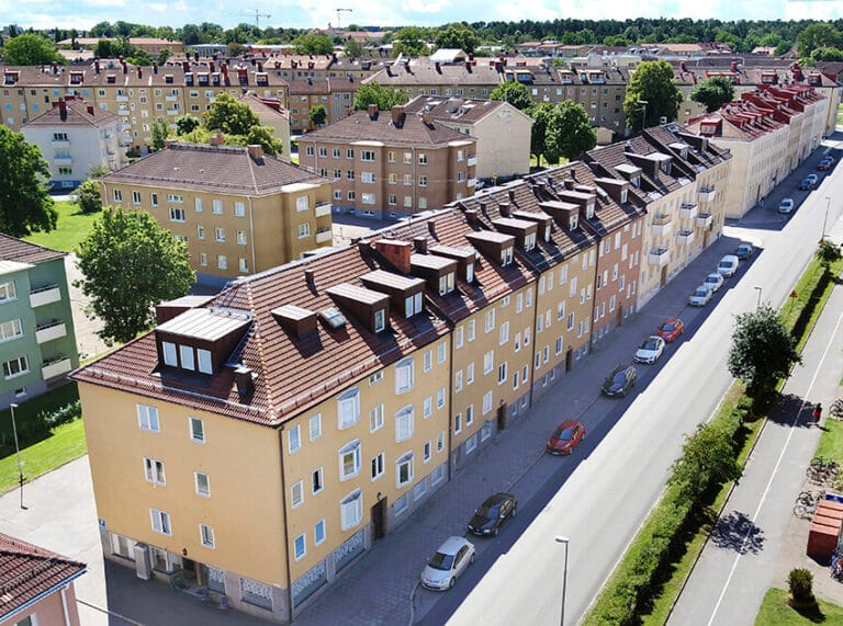 Nytida Götgatans stödboende ovanifrån, gul fasad